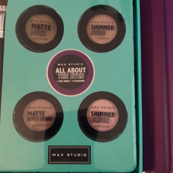 MAX STUDIO eyeshadow gift set NWT - Picture 3 of 5